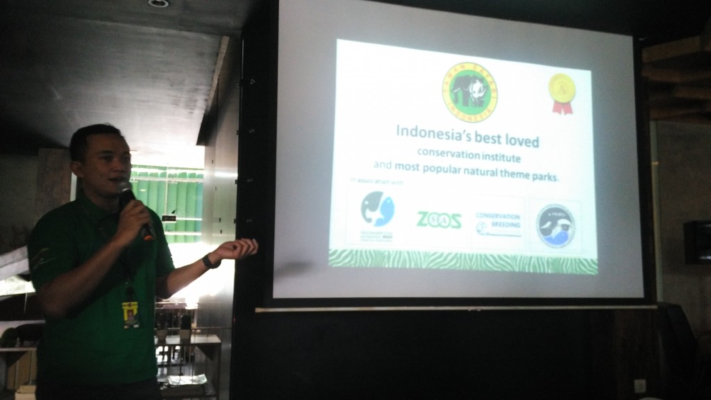 Marketing Communication Manager Taman Safari Prigen Ashrully Setia menjelaskan tentang Safari Prigen di Beezy Kaffe, Jakarta, Sabtu (30/1).