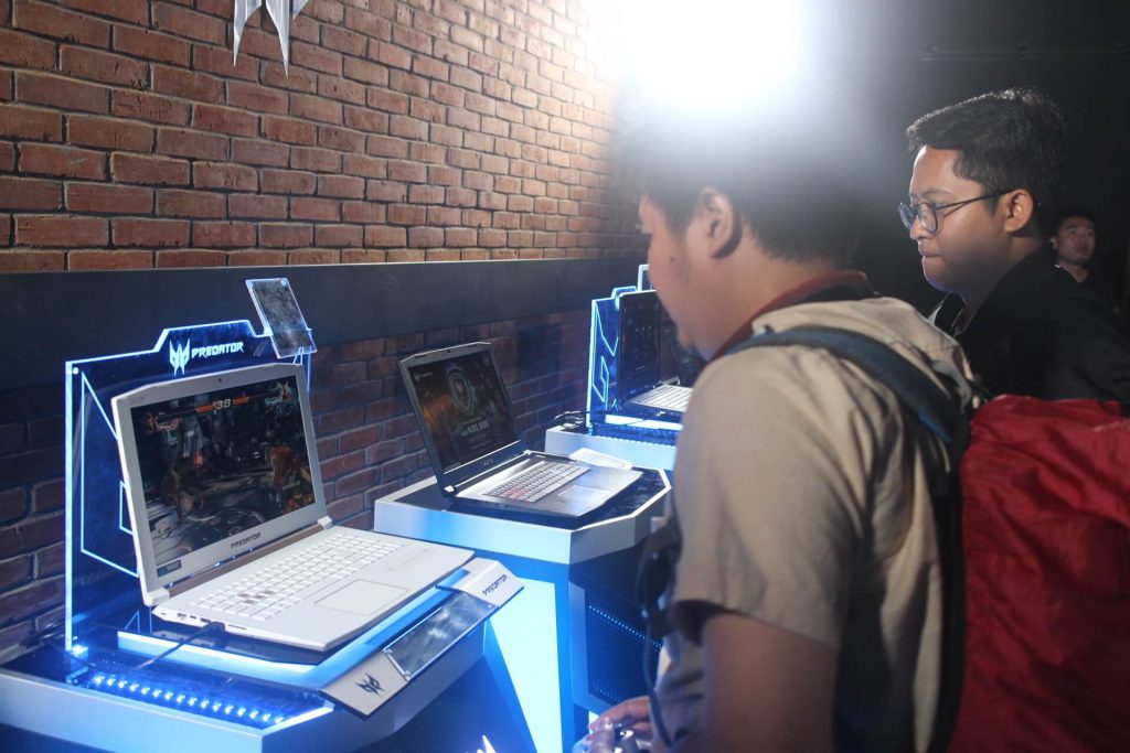Asia Pacific Predator League Berhadiah Rp 6 Miliar 5 Pengunjung mencoba laptop ACER
