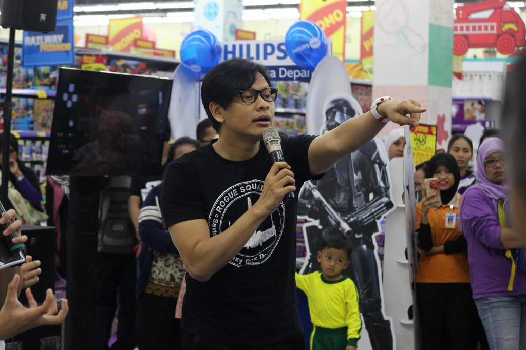 Armand Maulana meramaikan acara sebagai penggemar Star Wars di  Hypermart Puri Indah Mall. Dia mengaku sudah memiliki koleksi filmnya sejak Star Wars perdana dirilis. Foto: Dokumen pribadi.
